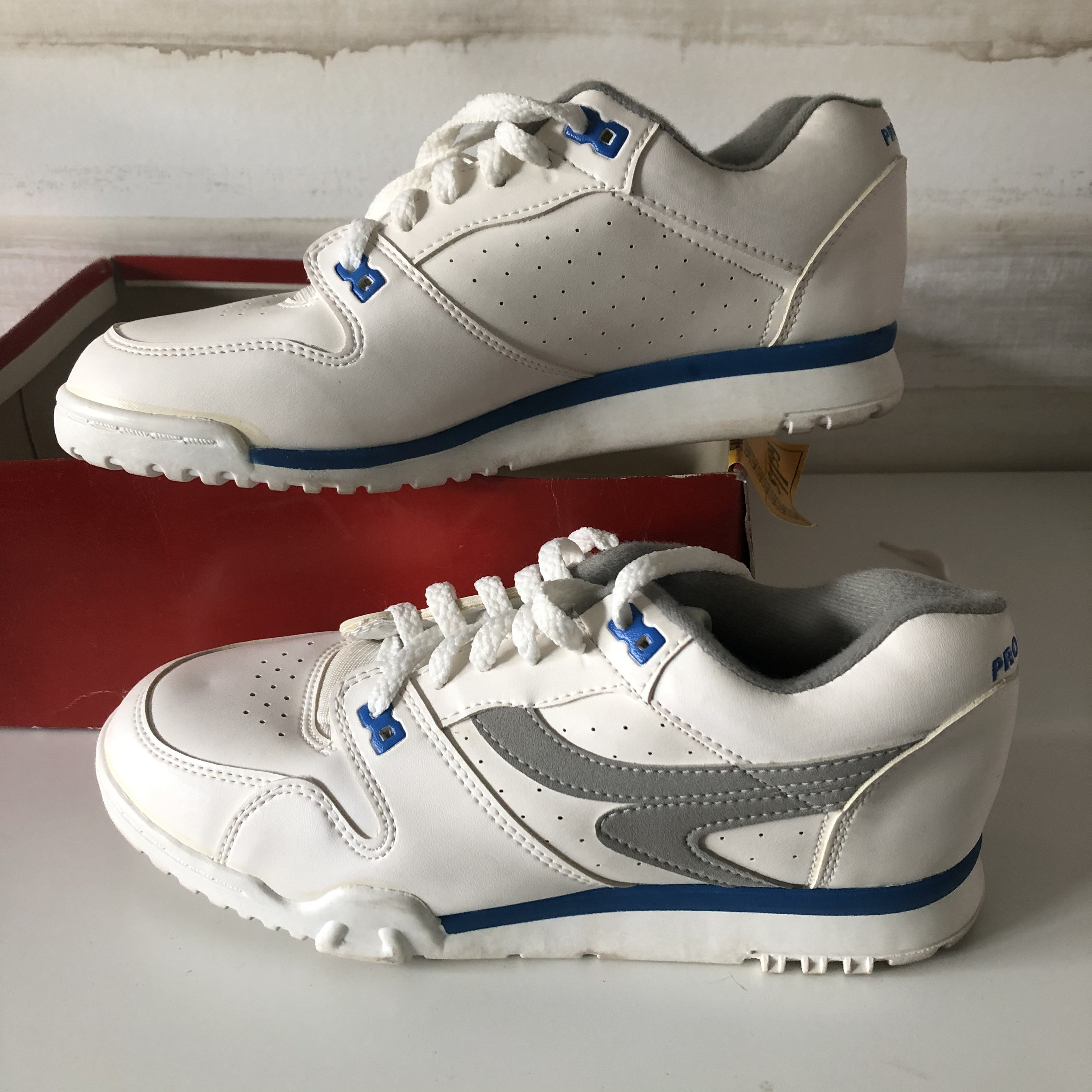 red wings tennis shoes