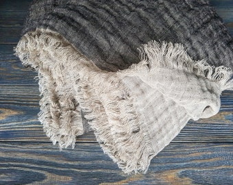 グレーのフリンジ付きリネンブランケット、柔らかくしたリネン