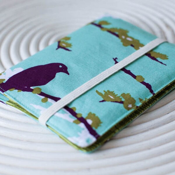 Reisepass, Familie Passport Case Wallet für bis zu 4 vier Pässe, Spatzen in Plum von Joel Dewberry mit Holzmaserung in Dill-Taschen