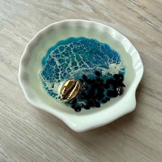 Ceramic Seashell Resin Beach Ring Dish with Silver Cowry Shell
