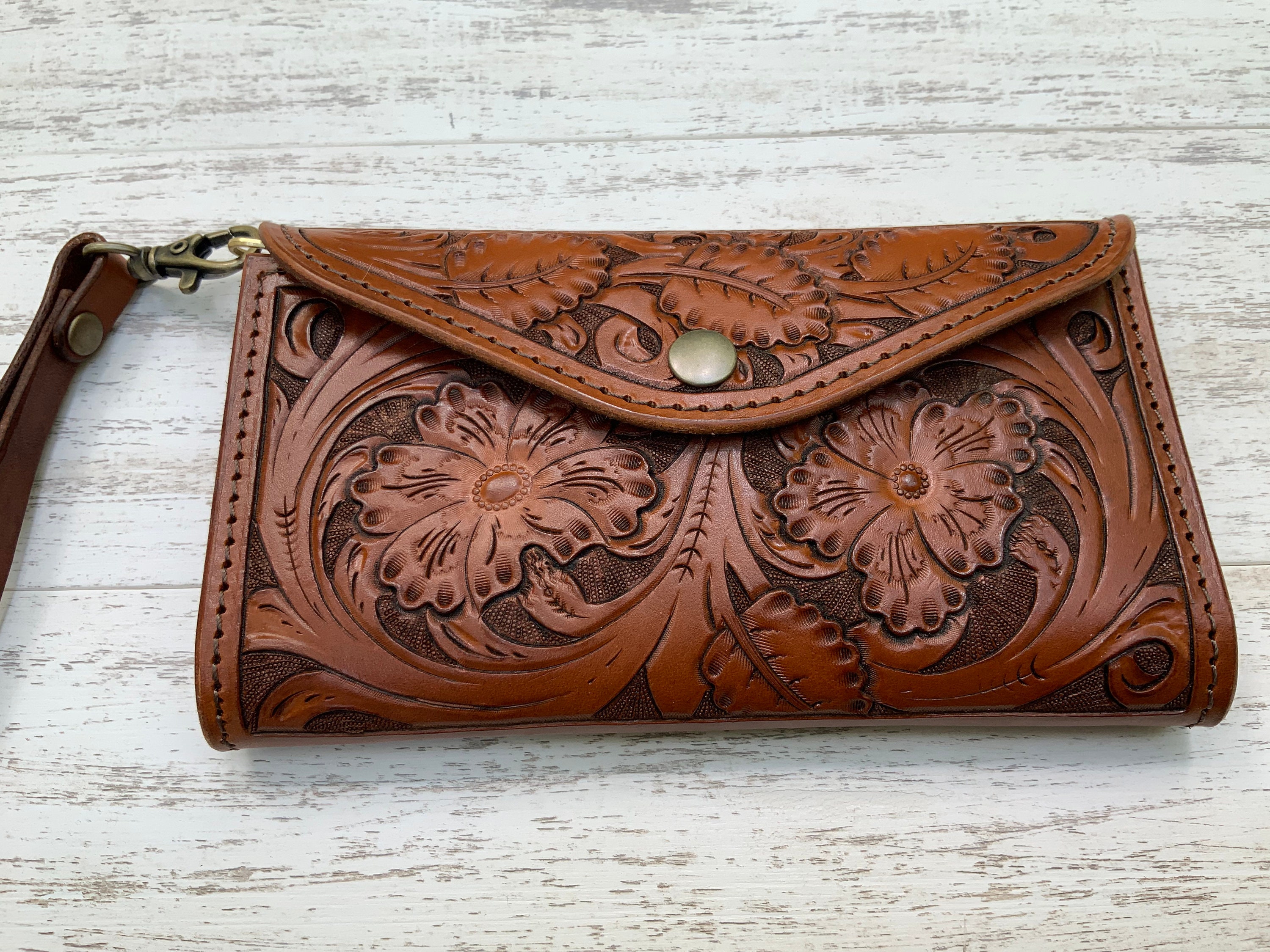 LeatherManor Women's Leather Carving Hand Clutch Wallet Purse (Brown) :  Amazon.in: Fashion