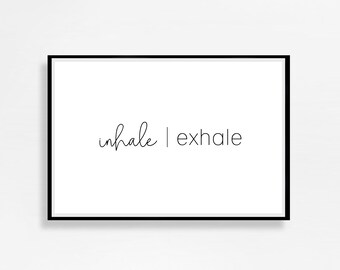 Könnte beinhalten: Schwarz-weiß gerahmter Druck mit dem Text "inhale | exhale" in einer minimalistischen Kursivschrift.