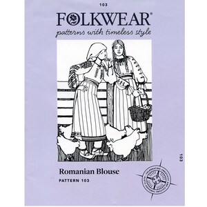 Pode incluir: Uma ilustra&ccedil;&atilde;o em preto e branco de duas mulheres vestindo blusas tradicionais romenas. As mulheres est&atilde;o de p&eacute; ao lado de uma cerca com galinhas em primeiro plano. O texto "Romanian Blouse" e "PATTERN 103" est&aacute; impresso abaixo da ilustra&ccedil;&atilde;o.