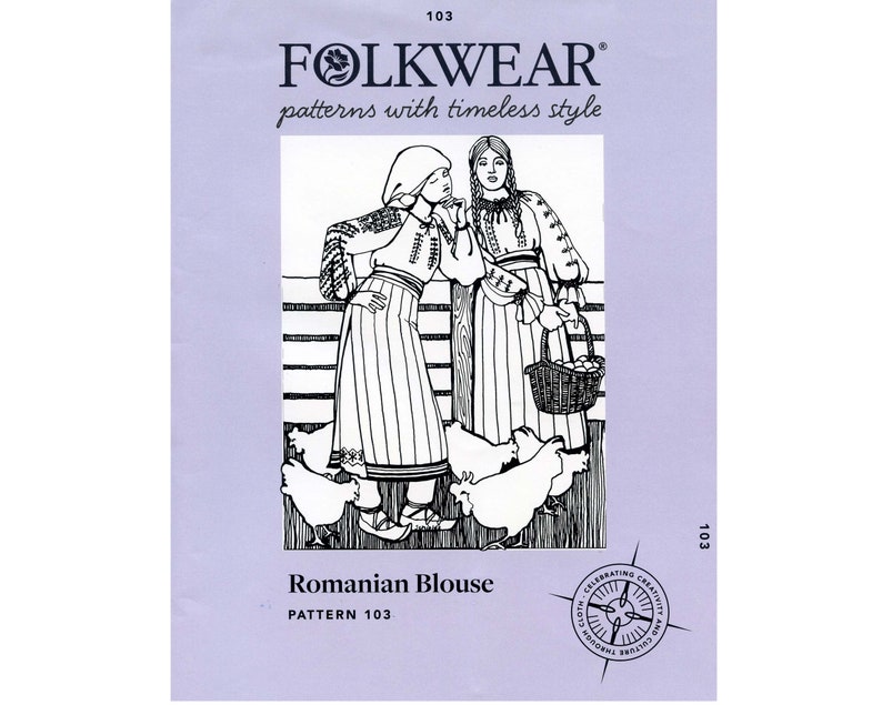 Pode incluir: Uma ilustra&ccedil;&atilde;o em preto e branco de duas mulheres vestindo blusas tradicionais romenas. As mulheres est&atilde;o de p&eacute; ao lado de uma cerca com galinhas em primeiro plano. O texto "Romanian Blouse" e "PATTERN 103" est&aacute; impresso abaixo da ilustra&ccedil;&atilde;o.