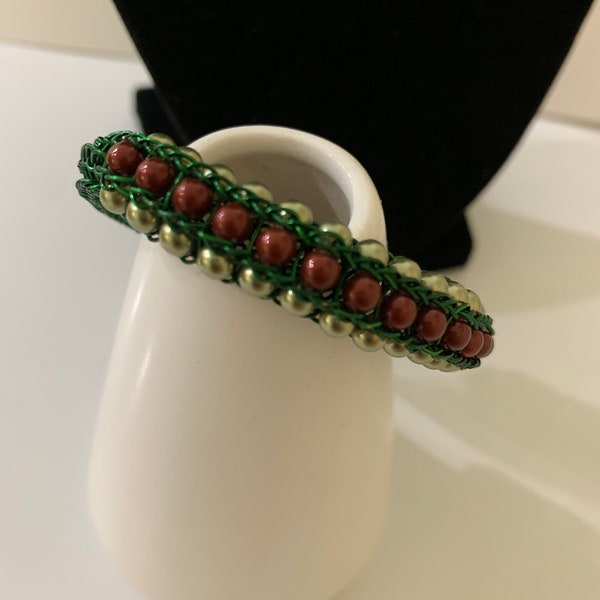 Un bracelet tricoté à la main, vert de Noël et rouge