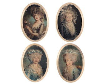Op de afbeelding: Vier ovale ingelijste portretten van vrouwen in uitgebreide pruiken en jurken. De lijsten zijn goudkleurig met een verweerde afwerking. De portretten zijn geschilderd in een vintage stijl.