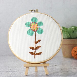 Blue Simple Flower Counted Cross Stitch Pattern, Teal Garden Wall X Stitch Handmade Modern Decor, Hand Embroidery XStitch DIY Craft Project