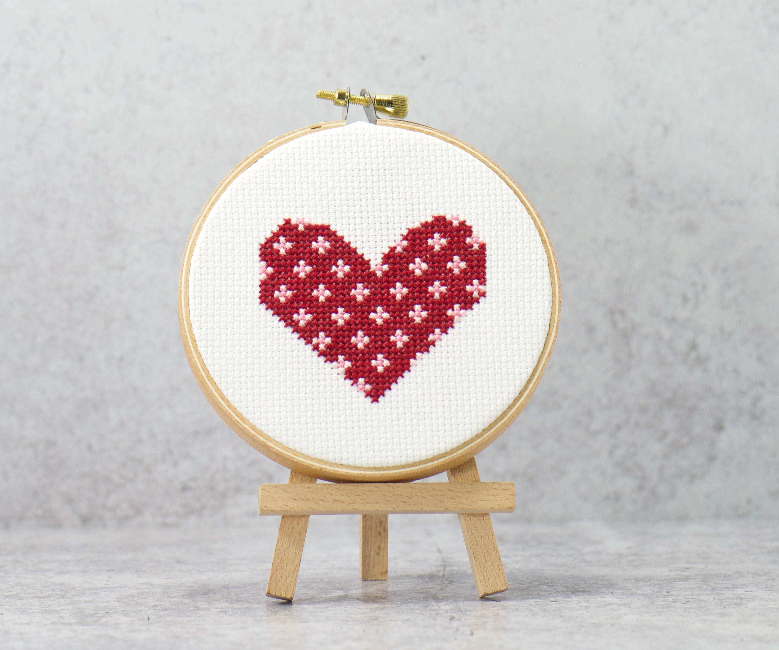 Baker Ross Kit De Punto De Cruz Corazón De Madera – Pack De 5, Con Lana, Cuentas Y Aguja, Manualidad Fácil Para Niños
