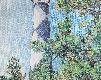 Puede incluir: Un alto faro blanco y azul con un techo negro se alza alto contra un cielo azul. Árboles verdes rodean el faro, creando un marco natural.