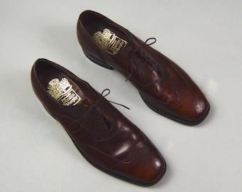 Vintage 1970s Size 9.5C Brown Brogue Wingtip Shoes by Johnston & Murphy