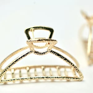 Golden metal Hair Claw clip, medium size for all hair type.