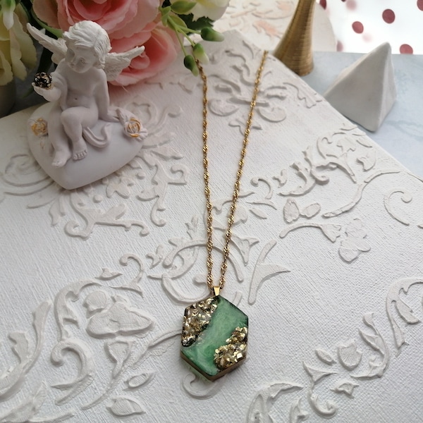 Collier Minimaliste Pendentif Résine Imitation Geode cristal Agate vert nacré, Collier géométriques hexagonales, Géodes en faux cristaux