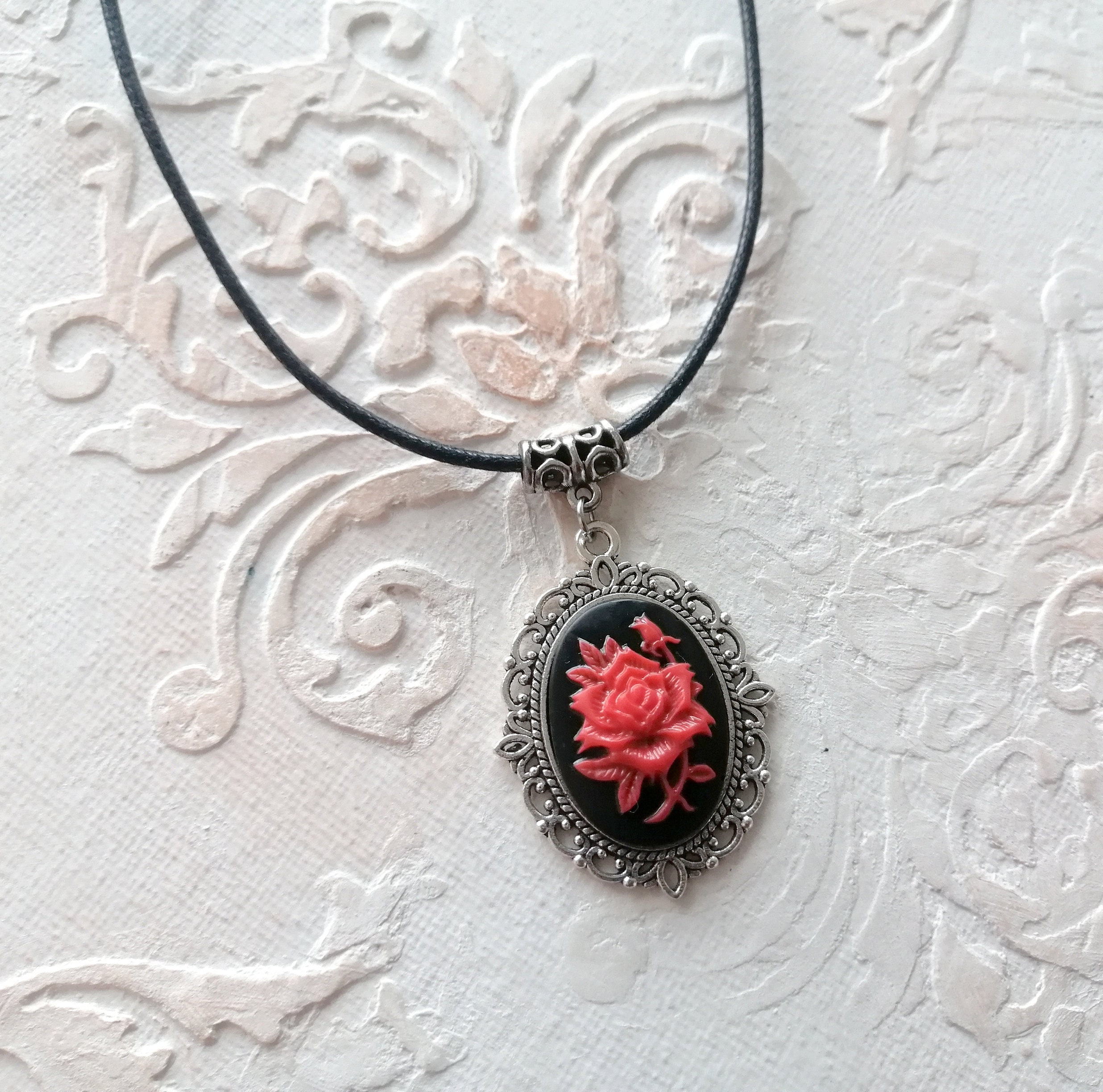 Collier camée rose vintage : pendentif floral en bronze vieilli