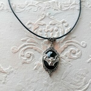 Collier Avec Camée Noir - Pendentif Cabochon Oval En Résine - Occasion, Style Vintage/gothique