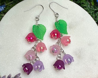 Pendientes colgantes con diseño floral inspirado en el lirio de los valles, con degradado rosa y morado o brillo Aceflux Pride