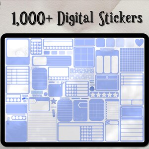 Könnte beinhalten: Eine digitale Sticker-Tabelle mit über 1.000 blauen und weißen Stickern. Die Sticker sind in verschiedenen Formen und Größen und beinhalten Gittermuster, Sterne und Herzen. Der Text "1.000+ digitale Sticker" befindet sich oben auf der Tabelle.