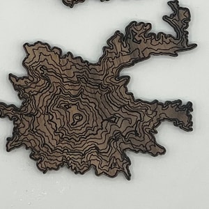 Mt. Ranier Untersetzer, Weihnachtsverzierung, Kühlschrankmagnet 1er-Set- Hölzerne Topographie - Echtes Hartholz - Bergmenschen | Handgefertigt in GA