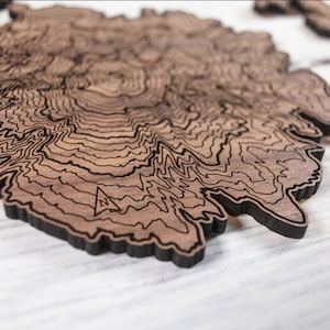 Mt. Bachelor Set von 1- Untersetzer, Kühlschrankmagnet oder Ornament - Echte Walnuss - Made for Mountain People | Handgemachte Untersetzer in Olympia, WA