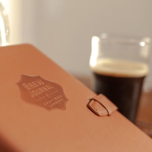 Bierreceptendagboek - Een receptendagboek voor ambachtelijk bier, speciaal gemaakt voor thuisbrouwers. Ruimte voor meer dan 65 bierrecepten, hop- en gistkaarten.
