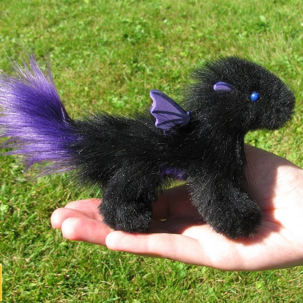 Bebé Drache Puppe schwarz lila blaue Augen posierbar beweglich Fantasie nivel Kunstfell handgemacht Jerseydays