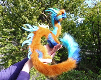 Lalka-figurka fantasy Spirit Dragon, unikatowa, brązowo-niebiesko-zielona, wężowata, maskotka do cosplayu, ruchoma, kolorowa, Jerseydays Studio Sterna
