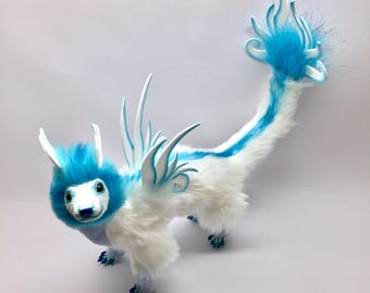 Lalka artystyczna Ferret Dragon, ruchoma lalka artystyczna, figurka w kolorze białym i niebieskim, zwierzę, sztuczne futro, miękka rzeźba Jerseydays Fantasy, unikatowy egzemplarz