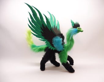 Lalka z ruchomą figurką smoka, zielono-czarnymi piórami i skrzydłami, unikatowa lalka artystyczna OOAK, fantasy animal, Jersey Days