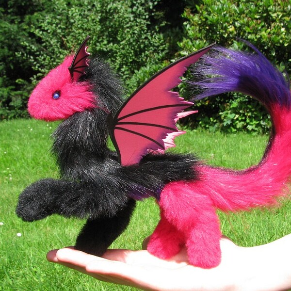Alas púrpura negro posierbar rosa de muñeca Dragon fantasy peluche hecho a mano de piel sintética animal de Jerseydays