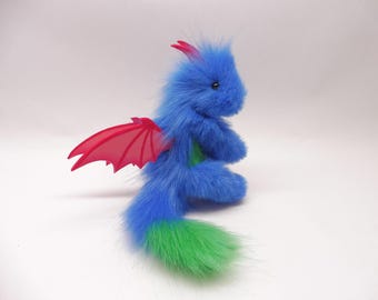 Figurka Baby Dragon, lalka, ruchoma, niebiesko-różowo-zielona, zwierzę fantasy, sztuczne futro, ręcznie robiona, Jerseydays, dekoracyjna miniatura