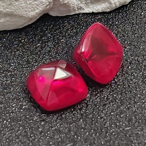 Hoge kwaliteit suikerbrood gesneden robijn edelsteen kussenvorm levendige rode robijn cabochon meerdere maten om uit te kiezen C85R