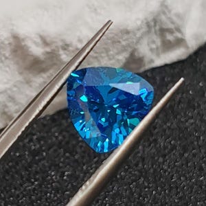 Zafiro facetado de tres caras, zafiro azul claro de talla trillante, varios tamaños a elegir, C49S