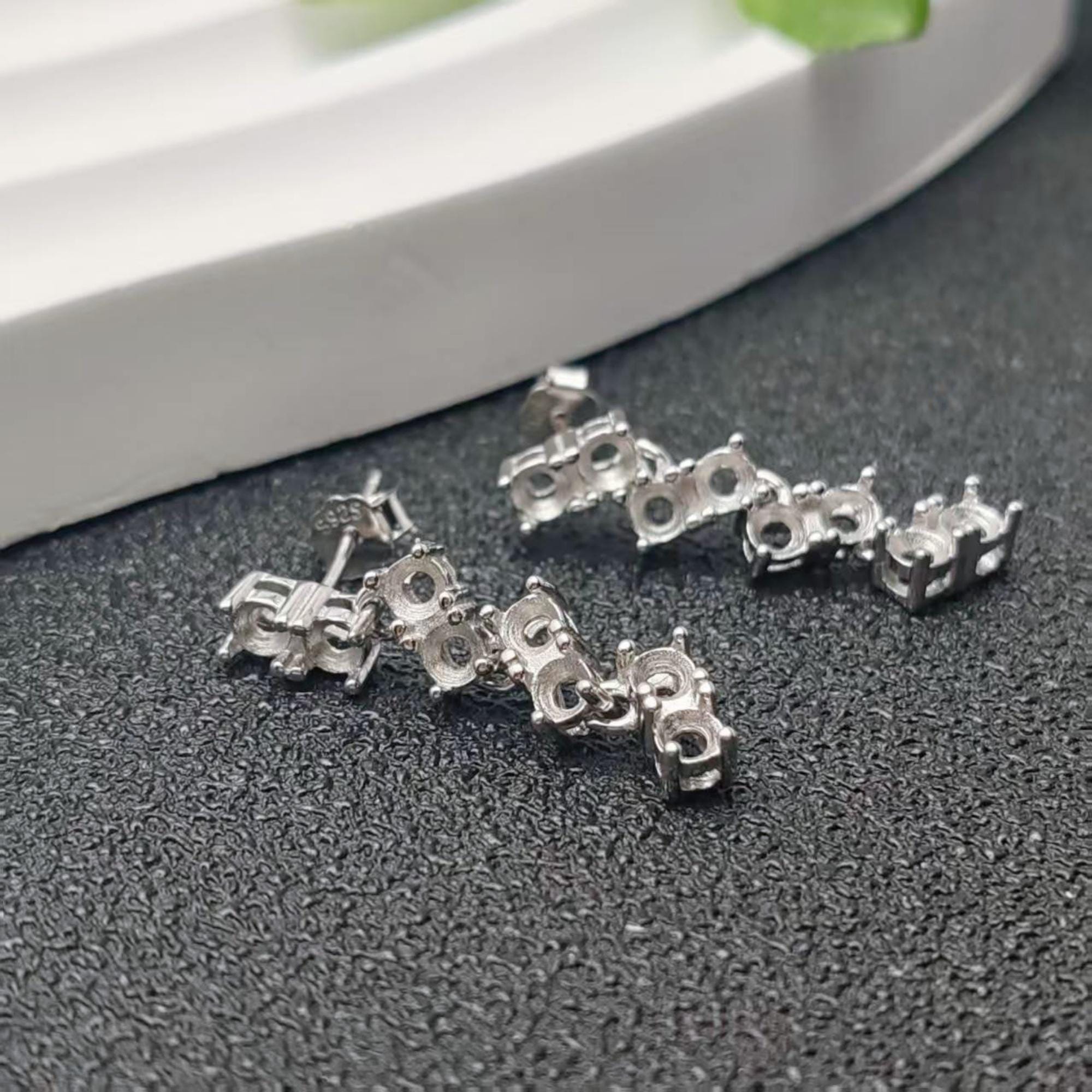 3 x 3 mm ラウンドファセットジェムストーン用イヤリングセッティング