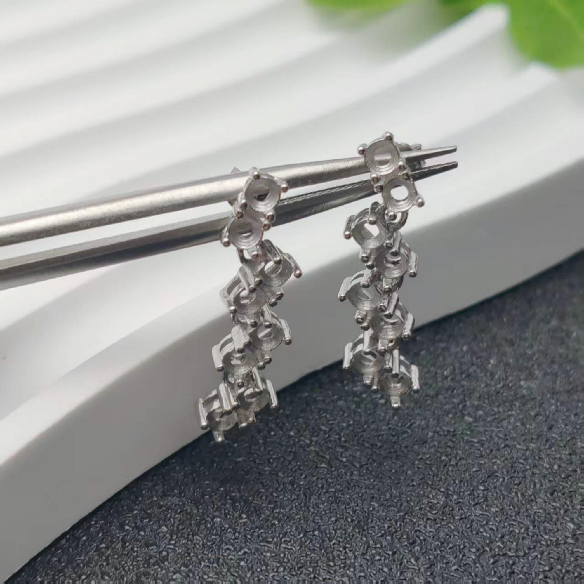 3 x 3 mm ラウンドファセットジェムストーン用イヤリングセッティング