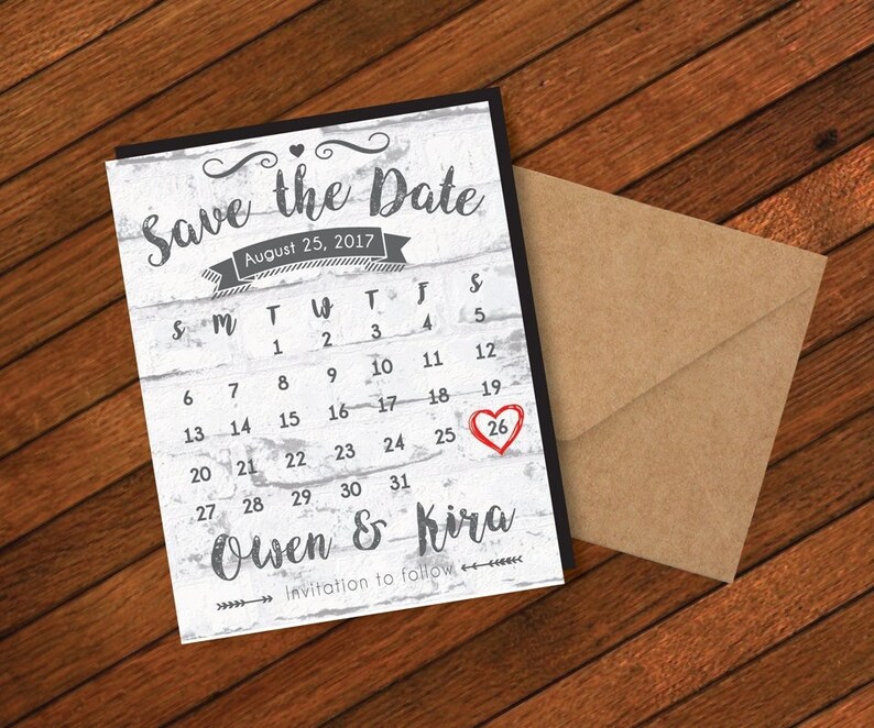 Puede incluir: Una tarjeta de Save the Date con un dise&ntilde;o de calendario, con la fecha del 25 de agosto de 2017 y los nombres Owen & Kira. La fecha del 26 de agosto est&aacute; resaltada con un coraz&oacute;n rojo. Incluye un sobre marr&oacute;n.