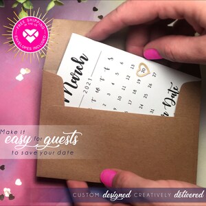 Puede incluir: Un sobre de papel kraft contiene una tarjeta de reserva para marzo de 2021. La tarjeta presenta un dise&ntilde;o de calendario con una fecha resaltada. La imagen incluye el texto "Make it easy for guests to save your date."