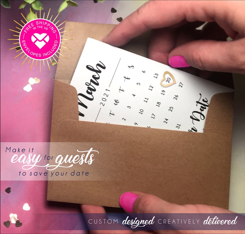 Puede incluir: Un sobre de papel kraft contiene una tarjeta de reserva para marzo de 2021. La tarjeta presenta un dise&ntilde;o de calendario con una fecha resaltada. La imagen incluye el texto "Make it easy for guests to save your date."