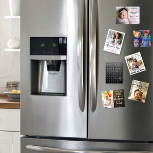 Puede incluir: Una puerta de refrigerador de acero inoxidable con varios imanes fotogr&aacute;ficos. Los imanes muestran varias fotos, incluyendo fotos de beb&eacute;s, fotos de bodas y un anuncio de guardar la fecha. Algunos imanes tienen texto, incluyendo nombres y fechas.