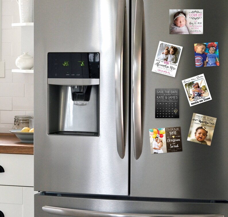 Puede incluir: Una puerta de refrigerador de acero inoxidable con varios imanes fotogr&aacute;ficos. Los imanes muestran varias fotos, incluyendo fotos de beb&eacute;s, fotos de bodas y un anuncio de guardar la fecha. Algunos imanes tienen texto, incluyendo nombres y fechas.