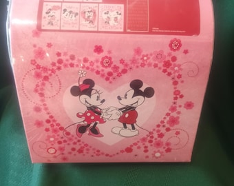 Minnie Mouse Keepsake Mailbox* Unopened* Disney* 32 Valentines cards and heart seals*4C