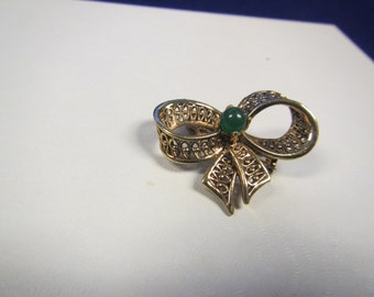 vintage  gold tone  BOW with a green stone Pin  or Brooch