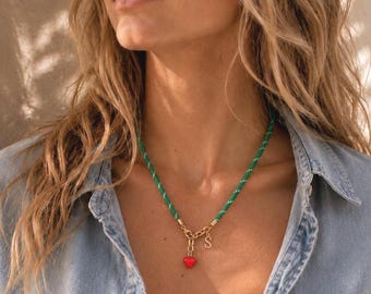 Collana con cuore in paracord e ciondolo iniziale dorato, ciondolo a cuore smaltato rosso, gioielli estivi alla moda con cordino