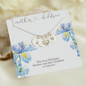 Colar com letras, colar com iniciais de prata, colar com disco estampado à mão, colar com nome, presente de aniversário para mãe, colar para mãe, joias para o dia das mães