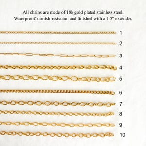 Op de afbeelding: Tien goudkleurige kettingen van 18k verguld roestvrij staal, genummerd van 1 tot 10. De tekst luidt: All chains are made of 18k gold plated stainless steel. Waterproof, tarnish-resistant, and finished with a 3,81 cm extender.