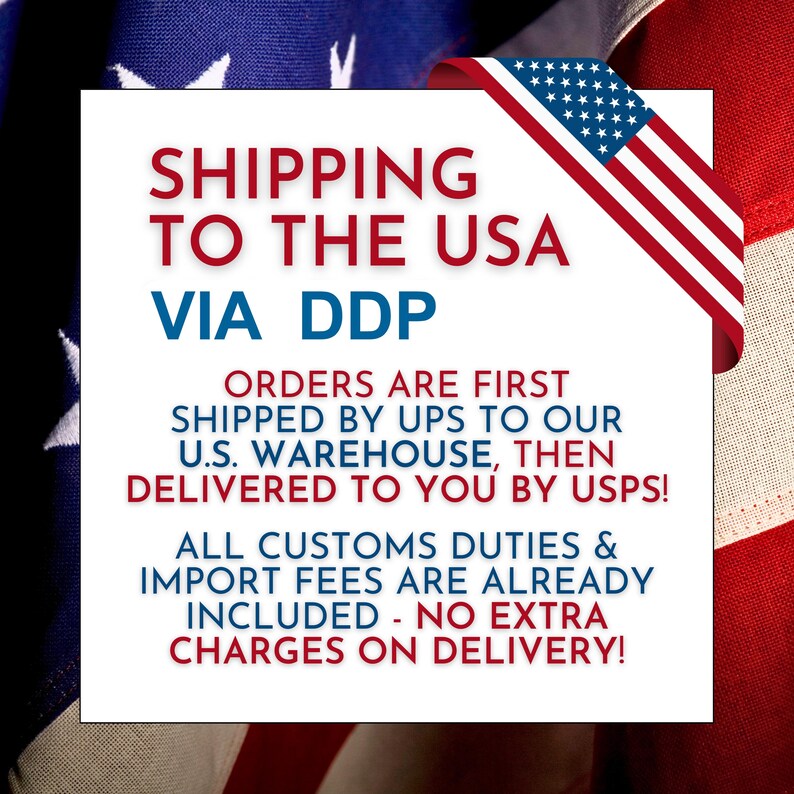 Op de afbeelding: Een wit vierkant bord met rode en blauwe tekst die luidt: SHIPPING TO THE USA VIA DDP. ORDERS ARE FIRST SHIPPED BY UPS TO OUR U.S. WAREHOUSE, THEN DELIVERED TO YOU BY USPS! ALL CUSTOMS DUTIES & IMPORT FEES ARE ALREADY INCLUDED - NO EXTRA CHARGES ON DELIVERY!