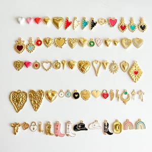 Selectie zelfgemaakte bedels, individuele afzonderlijke gouden bedel, hanger voor gepersonaliseerde kettingen, armbanden, sleutelhanger