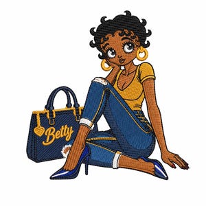 Puede incluir: Un diseño bordado de un personaje de dibujos animados con cabello negro, vistiendo una blusa amarilla y jeans azules, sentado junto a un bolso azul con el nombre Betty bordado en amarillo. El personaje tiene ojos grandes, aros dorados y tacones azules.