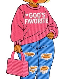 Könnte beinhalten: Gesticktes Bild einer Zeichentrickfigur mit einem rosa Sweatshirt mit dem Text "GOD'S FAVORITE", zerrissenen blauen Jeans, einer rosa Handtasche und rosa Turnschuhen. Die Figur hat schwarzes Haar, goldene Ohrringe und roten Lippenstift.