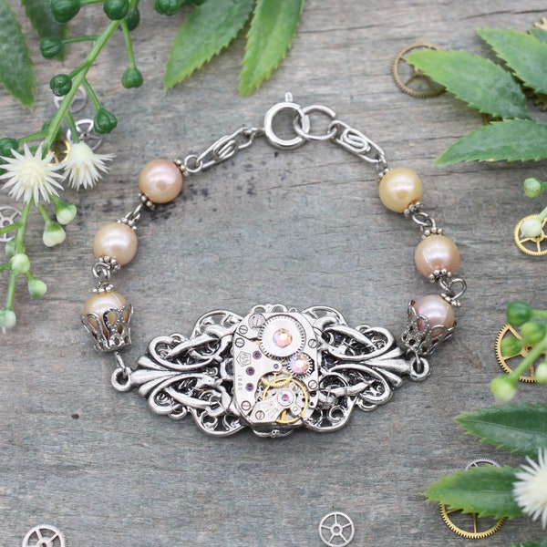 Bracelet Steampunk filigrane argent avec perle rose pêche, mouvement de montre et cristal Swarovski. Bracelet pour femme fée fantastique