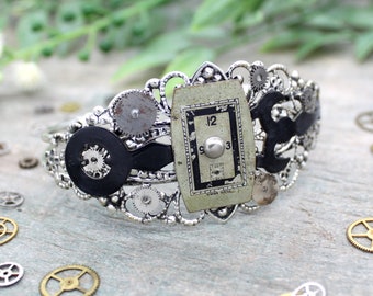 Steampunk Silber Filigrane Spitze Manschetten Armband mit antiken Upcycled Uhr Zahnräder, Zifferblatt und Uhrzeiger gemacht. Frauen Romantisches Boho Manschetten Armband