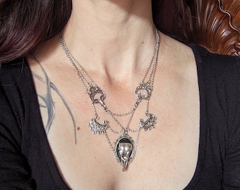 Collier de sorcière gothique argenté avec pendentif crâne de corbeau ou corneille. Collier chaîne acier inoxydable païen viking d'Halloween